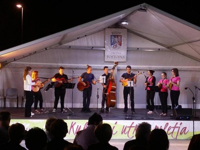 Nastop Tamburjasev v Postojni