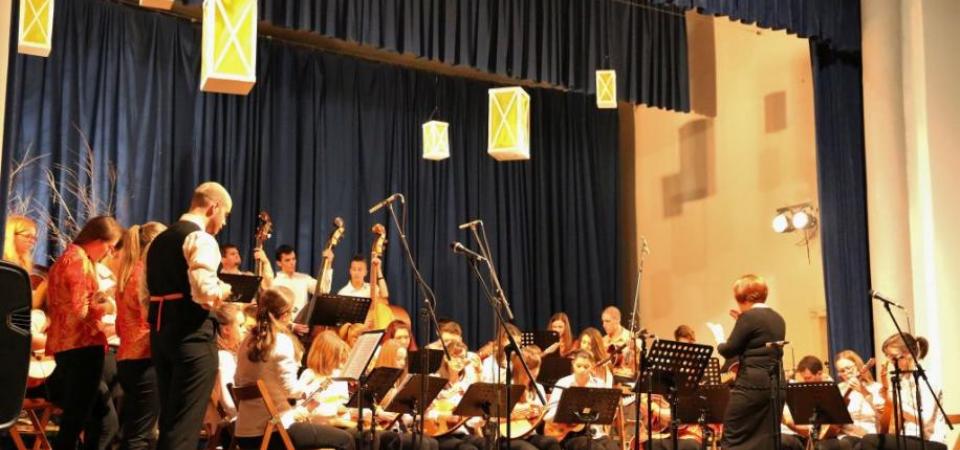 Praznični koncert Tamburjašev (tamburaši in zvoki tamburic)